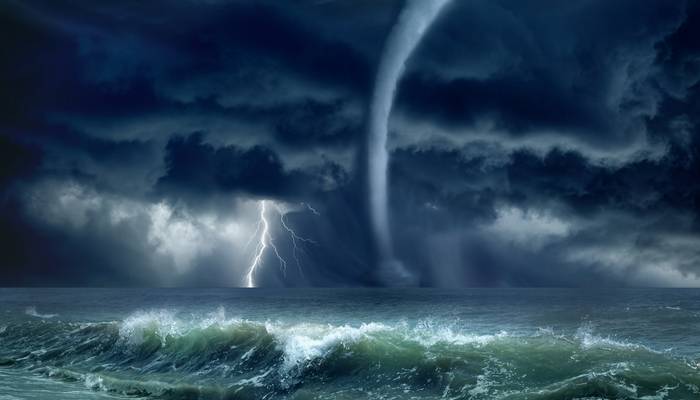 Häufige Ursache für einen Fischregen ist ein Tornado auf dem Meer. Er erfasst Fische und wirbelt sie mitsamt dem sie umgebenden Wasser in die Höhe. Oft werden sie viele Hundert Kilometer weit vom Tornado transportiert. (Foto: shutterstock -  IgorZh)