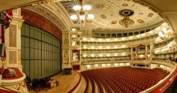 Mozart Oper Opernhaus Theater Foyer (Foto: AdobeStock - kivi80)