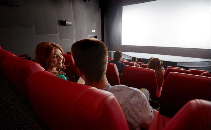 Für mehr Spaß im Kino sollte ein Film gewählt werden, der nicht allzu gut besucht ist. ( Foto: Adobe Stock -  Syda Productions )