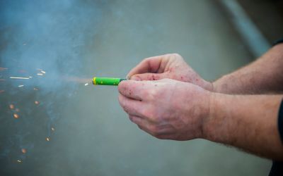 Jährlich sterben und werden Menschen durch Raketen und Böller verletzt (Foto: Adobestock - Lumistudio 254272777)