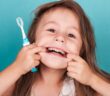 Wie viele Zähne hat ein Mensch? Milchgebiss, bleibende Zähne und was passiert, wenn es zu viele Zähne sind (Foto: AdobeStock - 282663441 Stanislaw Mikulski)