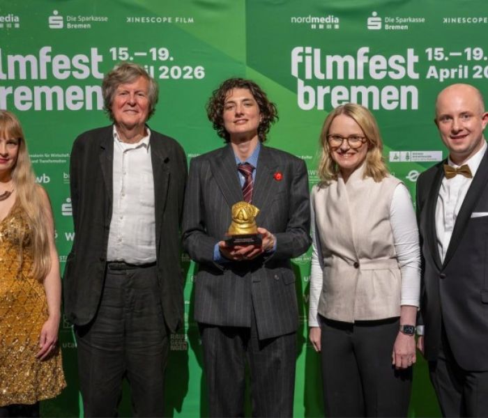Daisy Bevan freut sich über Trophäe für Vanessa Redgrave (Foto: Die Sparkasse Bremen/Björn Hake)